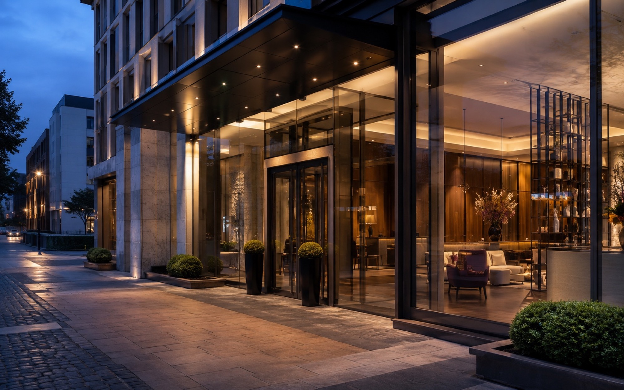 Zeitgemäße Premium-Hospitality-Architektur am Abend